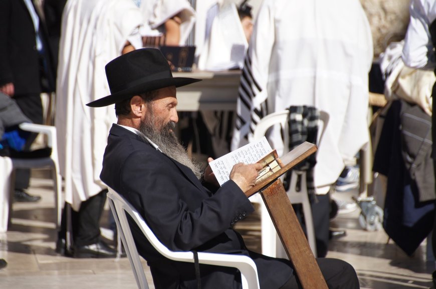 Ethnicity or religion: what is more important for Jews